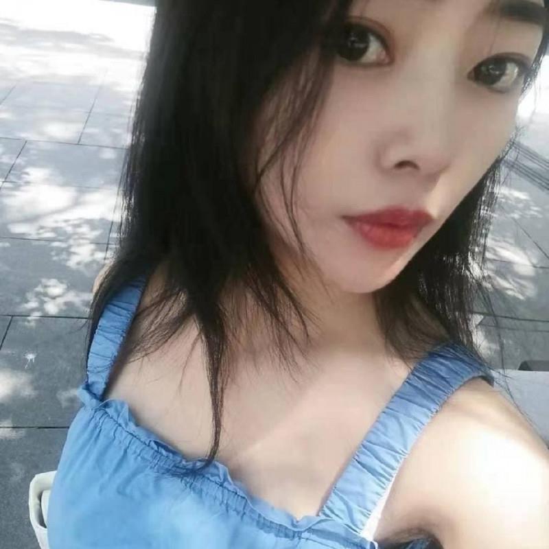 不胖不瘦胸前有肉的妹子 第1张