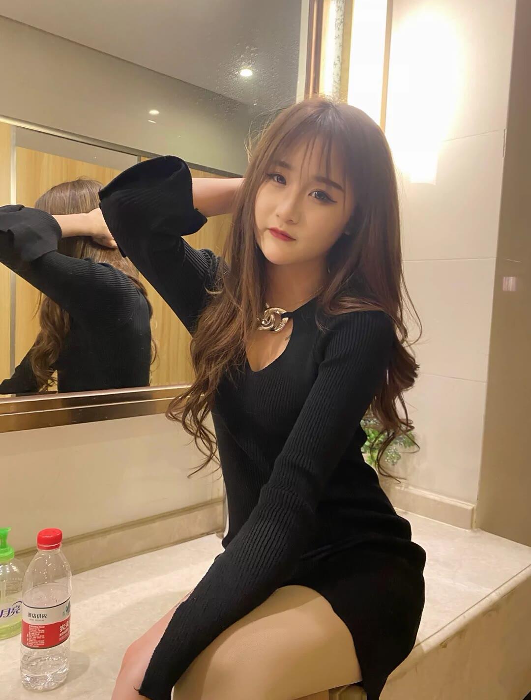 99年娇小妹妹抱着做 第2张