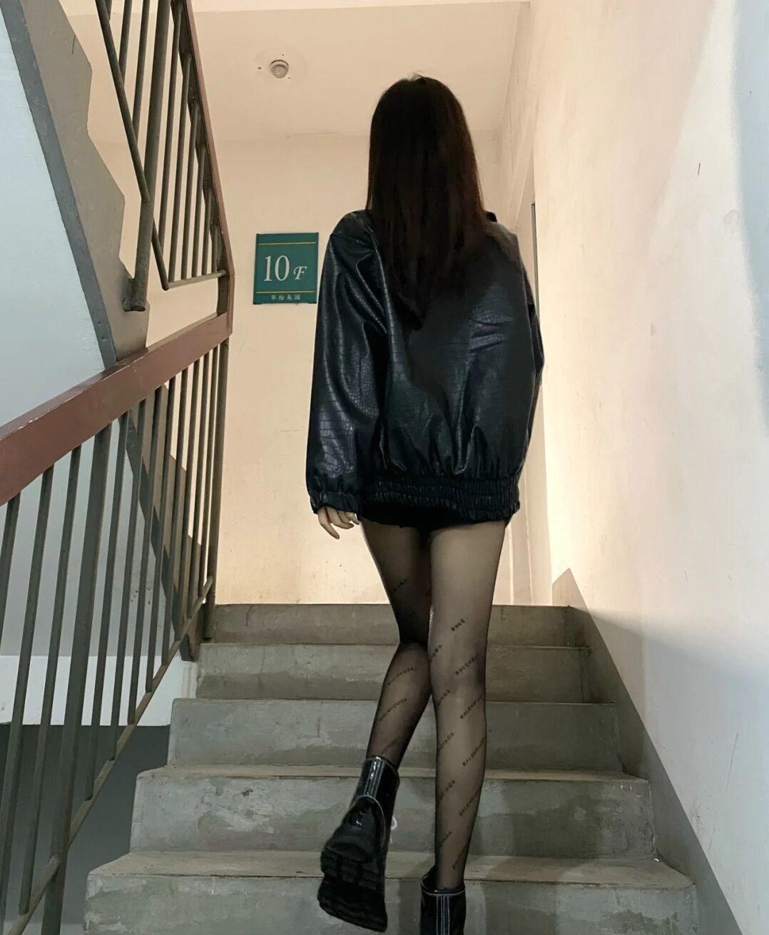 二刷干炮一把长腿细腰妹子 第3张