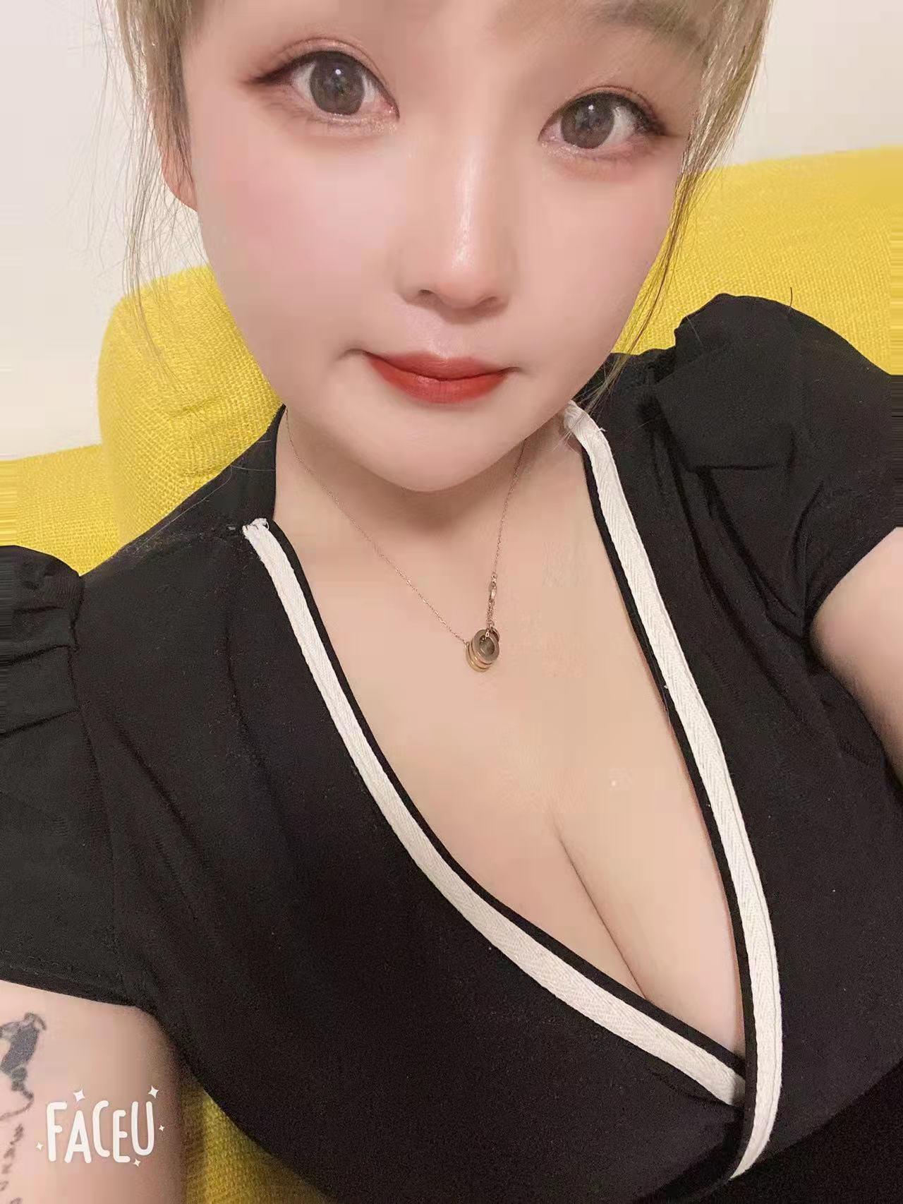 方庄风骚大奶妹,神似李小璐! 第1张