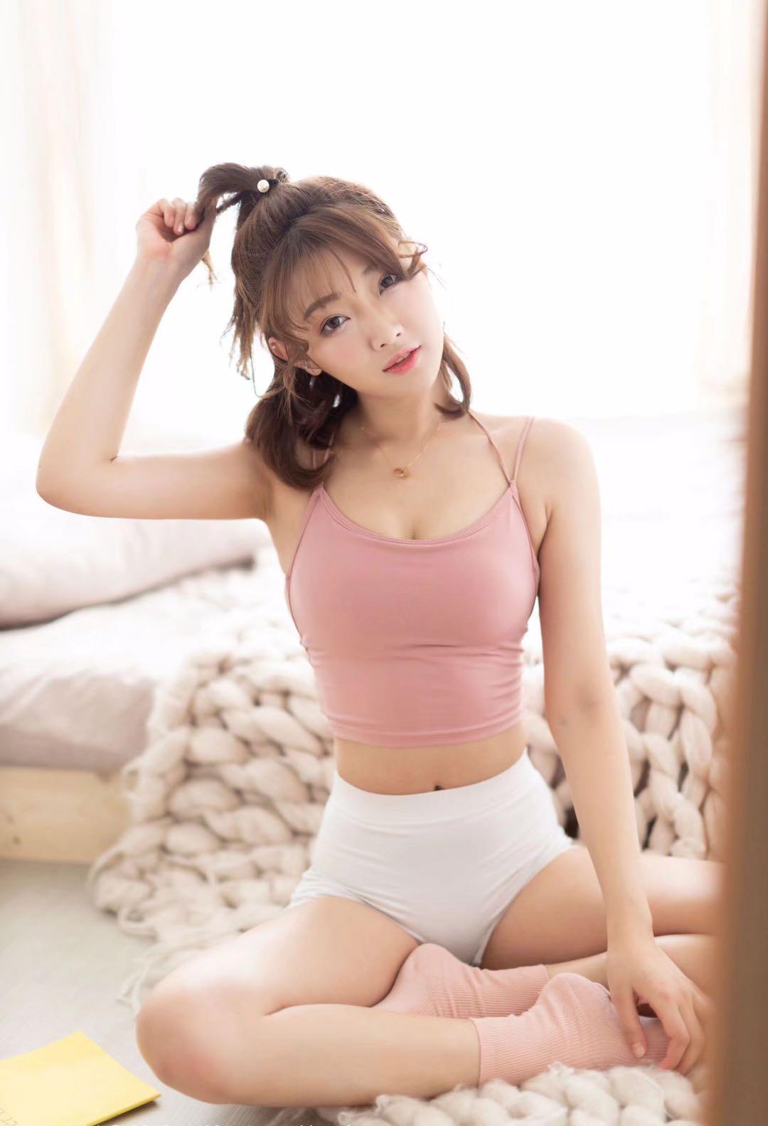 高颜值苗条美女静馨 第1张